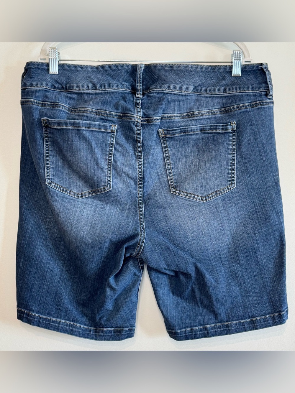 Torrid Premium Denim High Rise Stretch Slight Distressed Bermuda Shorts Size 22 - Picture 2 of 7